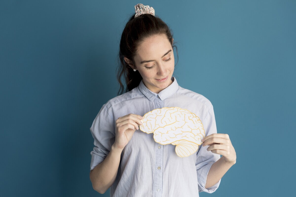 Donna con il disegno di un cervello in mano