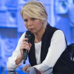 Maria De Filippi che parla al microfono