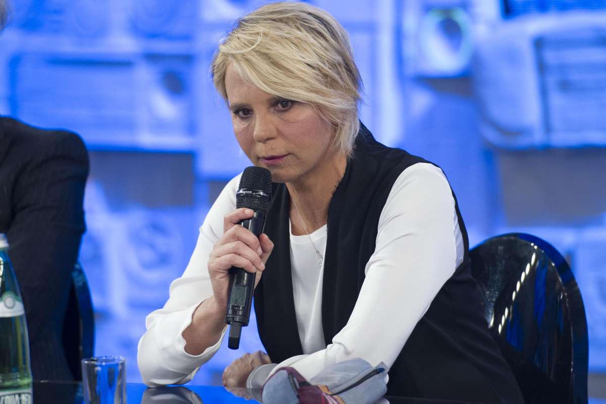 Maria De Filippi che parla al microfono