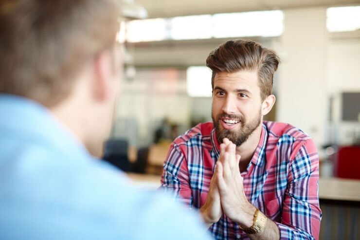 uomini che discutono