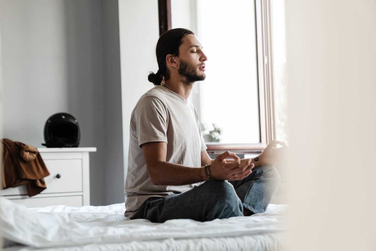 Ragazzo che pratica meditazione