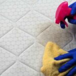 Pulire materasso con spruzzino e pelle gialla