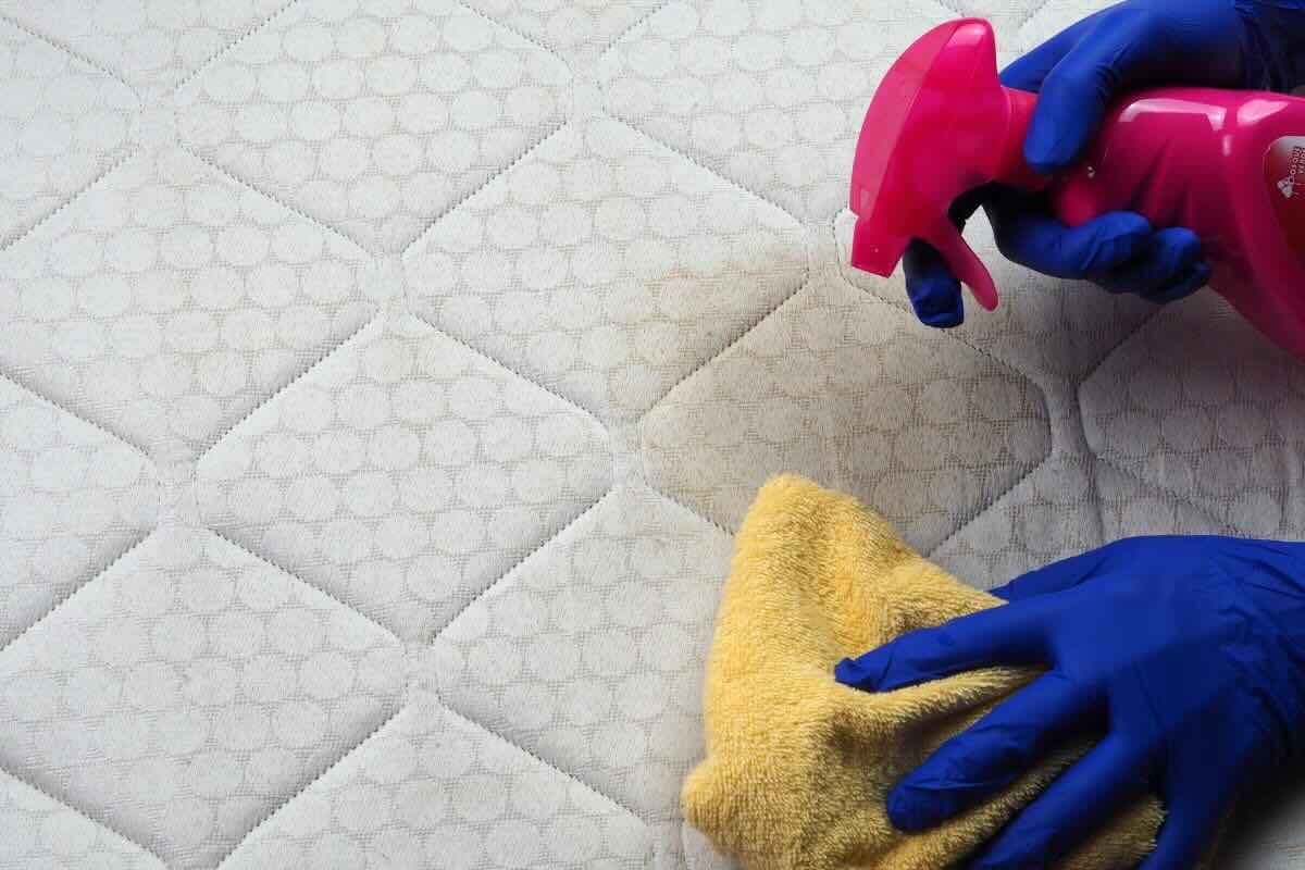 Pulire materasso con spruzzino e pelle gialla