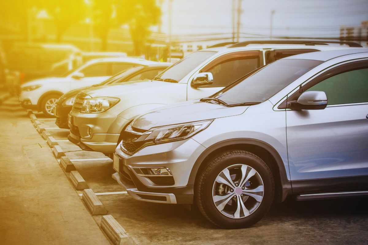 Auto parcheggiate sotto il sole