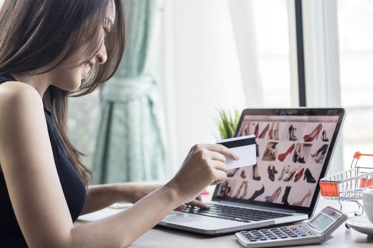Ragazza fa shopping online