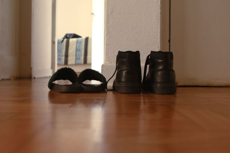 Scarpe davanti porta